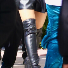 Shakira nosi kožnate čizme iznad koljena s platformom i debelom petom