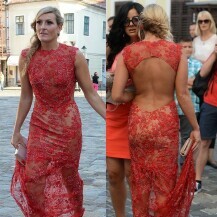 Janica Kostelić odabrala je čipkastu crvenu haljinu s velikim otvorom na leđima