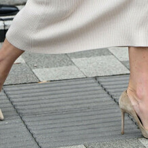Catherine Middleton nosi salonke od brušene kože brenda Russell and Bromley