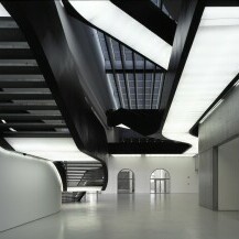 Zakrivljene linije dominiraju unutrašnjošću Muzeja suvremene umjetnosti Maxxi u Rimu