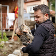 Volonter je u selu Zlate u Bosni i Hercegovini iz ruševina spasio mačku - 2