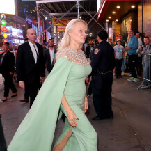 Pamela Anderson u haljini modne kuće Oscar de la Renta na dodjeli dodjeli nagrada Glamour Women of the Year u New Yorku - 6