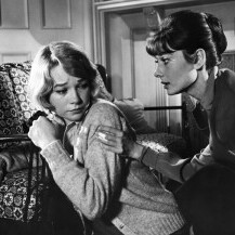 Shirley MacLaine i Audrey Hepburn u filmu 'Glasna šaputanja'