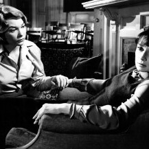 Shirley MacLaine i Audrey Hepburn u filmu 'Glasna šaputanja'