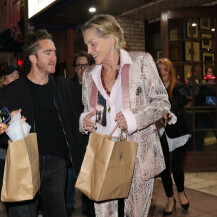 Sharon Stone u platformama i odijelu - 3