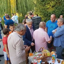 Roditelji ispred škole u Vukomercu (Foto: Branimir Lozej)