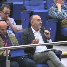 Novinari glasnogovornika koji je pokušao sakriti informaciju na podiju \'\'pržili\'\' 8 minuta (Screenshot: EBS)
