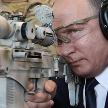 Vladimir Putin puca iz kalašnjikova (Foto: AFP) - 1