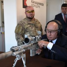 Vladimir Putin puca iz kalašnjikova (Foto: AFP) - 2