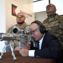 Vladimir Putin puca iz kalašnjikova (Foto: AFP) - 3