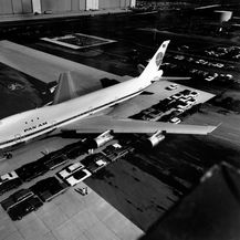 21. ožujka Boeing 747 snimljen iz zraka pokraj niza automobila kako bi se dočarala veličina zrakoplova (Foto: AFP)