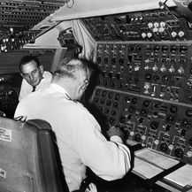 Piloti snimljeni u kokpitu nakon prvog komercijalnog leta 22. siječnja 1970. (Foto: AFP)