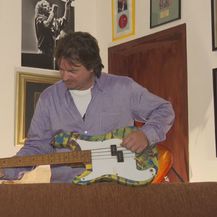 Alen Islamović s gitarom (Foto: Dnevnik.hr)