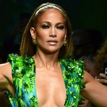 Jennifer Lopez u Versace haljini 19 godina kasnije - 4