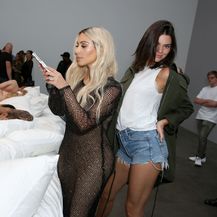 Kim Kardashian i Kendall Jenner (Foto: AFP)