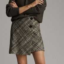 Kratka suknja od tvida kariranog uzorka odličan je izbor za jesen