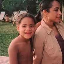 Sade Adu sa sinom (Foto: Instagram)