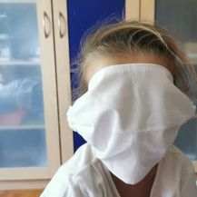 Djevojčica dobila preveliku masku