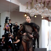 Mariacarla Boscono u haljini Glenna Martensa za modnu kuću Jean Paul Gaultier