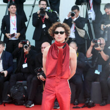 Glumac Timothee Chalamet u odijelu s golim leđima na Filmskom festivalu u Veneciji - 2