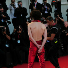 Glumac Timothee Chalamet u odijelu s golim leđima na Filmskom festivalu u Veneciji - 5
