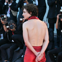 Glumac Timothee Chalamet u odijelu s golim leđima na Filmskom festivalu u Veneciji - 8