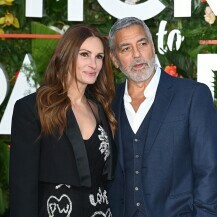 Julija Roberts na londonskoj premijeri filma Ticket to Paradise s Georgeom Clooneyjem