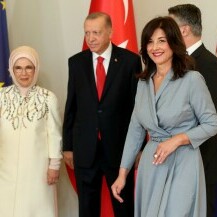 Zajedničko fotografiranje predsjednika Erdogana i Milanovića s prvim damama