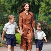 Princ George i Louis u školu su došli držeći svoju mamu za ruku