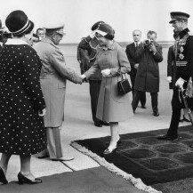 Josip Broz Tito i Jovanka Broz dočekali su kraljicu Elizabetu i princa Filipa u zračnoj luci kada su posjetili tadašnju Jugoslaviju