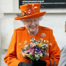 Kraljica Elizabeta II. u javnosti je nosila upečatljive boje - 12