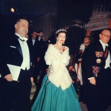 Kraljica je voljela nositi raskošne haljine i upečatljivi nakit za službene večere