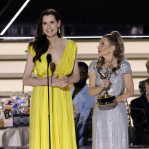 Geena Davis u žutoj haljini Rani Zakhem Couture na dodjeli nagrada Emmy - 7