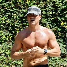 Colin Farrell pokazao mišićavi torzo dok je trčao bez majice - 4