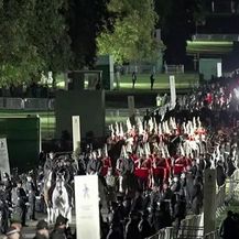 Deseci tisuća ljudi čekaju na oproštaj od kraljice - 4