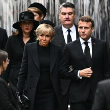 Sanja Musić Milanović na pogrebu kraljice Elizabete II., odmah iza Brigitte Macron