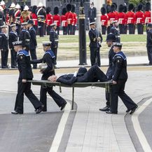 Na pogrebu Kraljice Elizabete II. se srušio policajac - 2