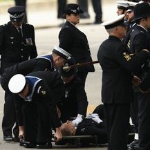 Na pogrebu Kraljice Elizabete II. se srušio policajac - 3