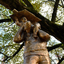 Skulpturu je napravio akademski kipar Tomislav Kršnjavi