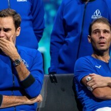 Roger Federer i Rafael Nadal u suzama nakon Federerovog oproštajnog meča