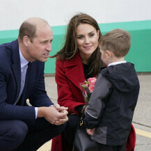 Catherine Middleton nosi crveni kaput brenda LK Bennet, model Spencer - 5