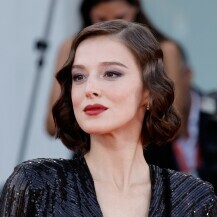 Milena Radulović u haljini Marije Tarlać na 80. Mostri