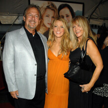 Blake Lively s mamom Elaine i tatom Erniejem na crvenom tepihu