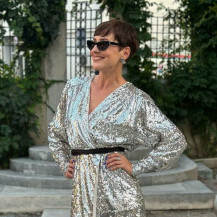 Irena Pecotić u kratkoj srebrnoj haljini i svjetlucavim štiklama