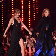 Taylor Swift izgledala je senzacionalno u crnoj toaleti modne kuće Versace