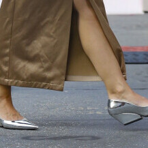 Katie Holmes u maksi suknji brenda Max Mara i srebrnim cipelama - 6