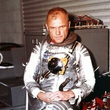 Astronaut John Glenn u srebrnom odijelu