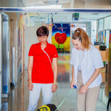 Terapijski pas Dora i terapeutkinja Matea Vidak rade u KBC-u Split - 14