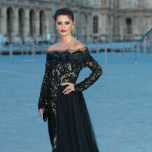 Penelope Cruz u čipkastom kombinezonu na Tjednu mode u Parizu - 1