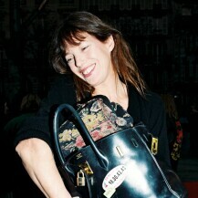 Jane Birkin 1996. sa svojom omiljenom torbom koju je ukrasila naljepnicama